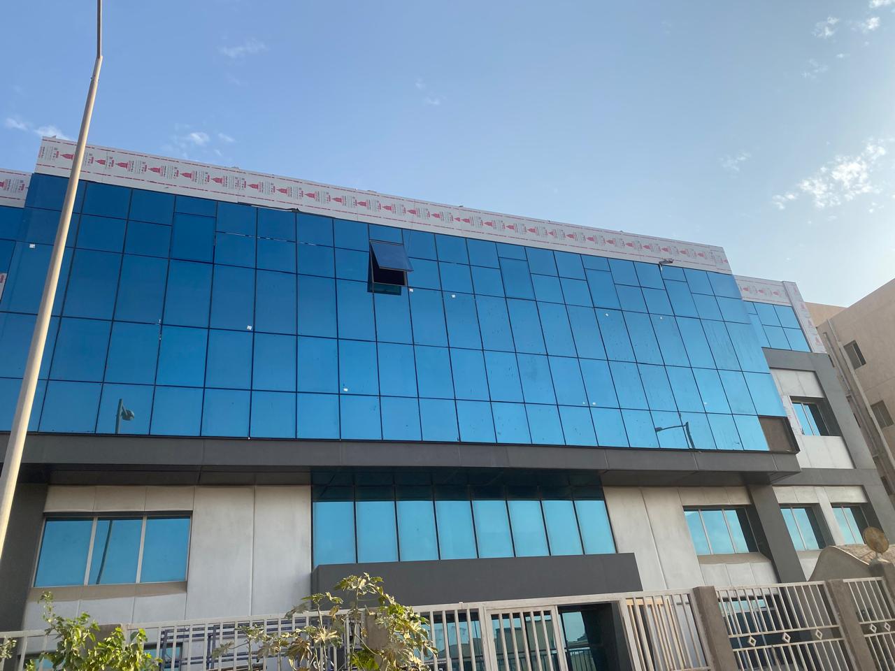 عامل نظافة يستخدم معدات حديثة